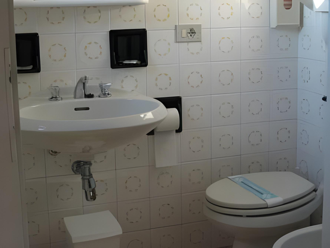 Bathroom 5, Hotel Zanetti, Verona