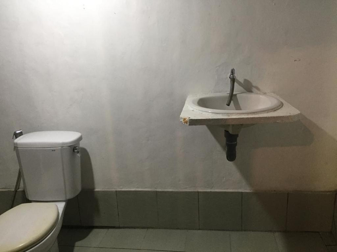 Bathroom 2, Made Roejas Homestay, Badung