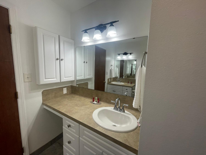 Bathroom 4, Stagecoach Inn Woodville, Tyler