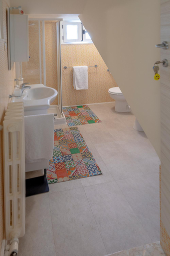 Bathroom 2, Affittacamere SS. Smile, Ancona