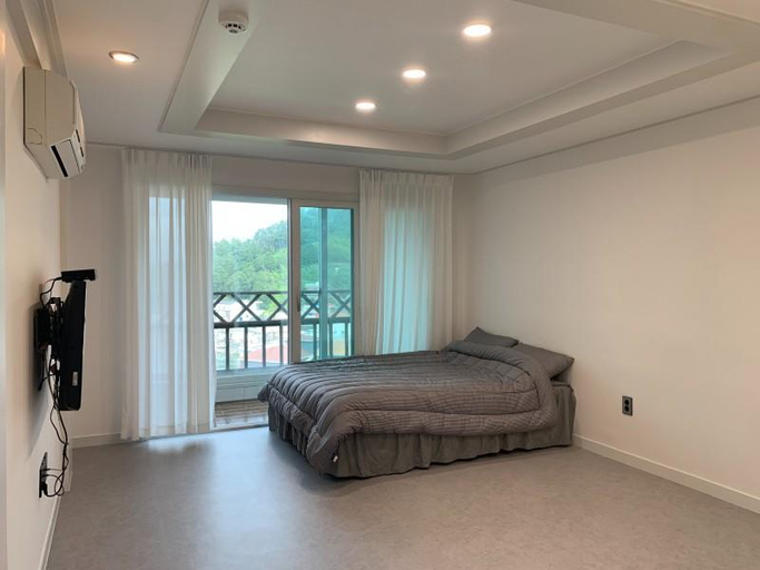 Bedroom 4, Tongyeong Youngwoon Stay Ocean View Pension, Tongyeong