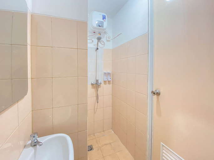 Bathroom 5, Homey & Restful Studio at Tamansari Panoramic Apartment By Travelio, Bandung