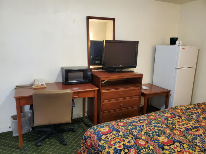 Bedroom 3, Nakon Motel, Buncombe