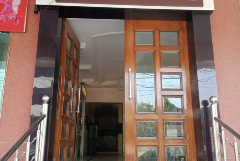 Exterior & Views