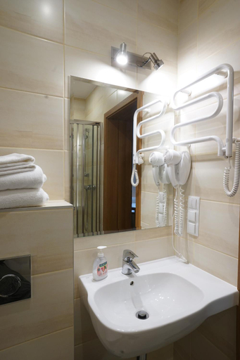 Bathroom 2, Hotel Alexandra, Olesno