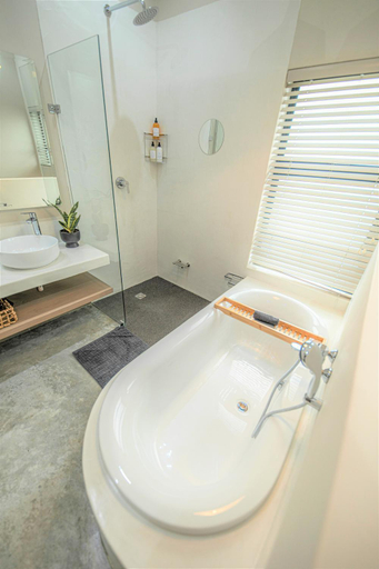 Bathroom 5, Little Kubu Lodge, Mopani