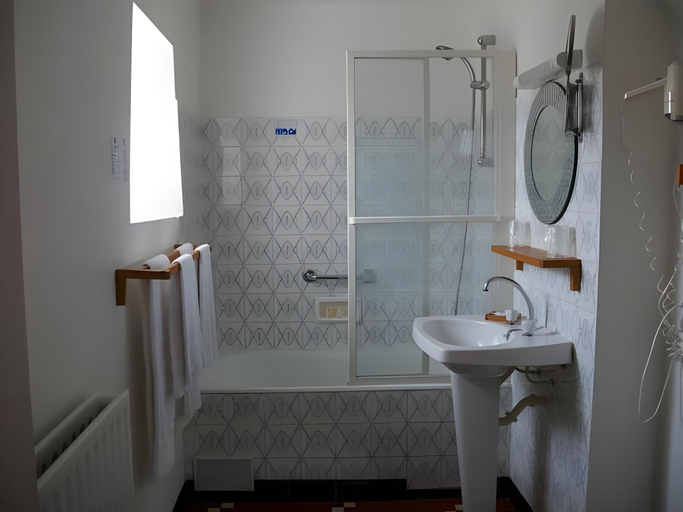Bathroom 3, Hotel L'Ancre d'or, Morbihan