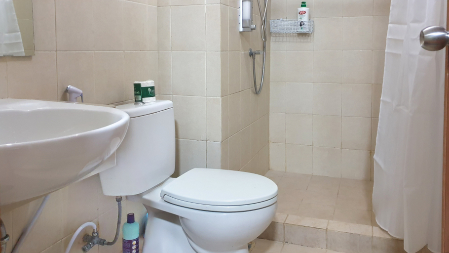 Bathroom 5, 3BRs top view at Kemayoran Sunter free Netflix, Jakarta Utara