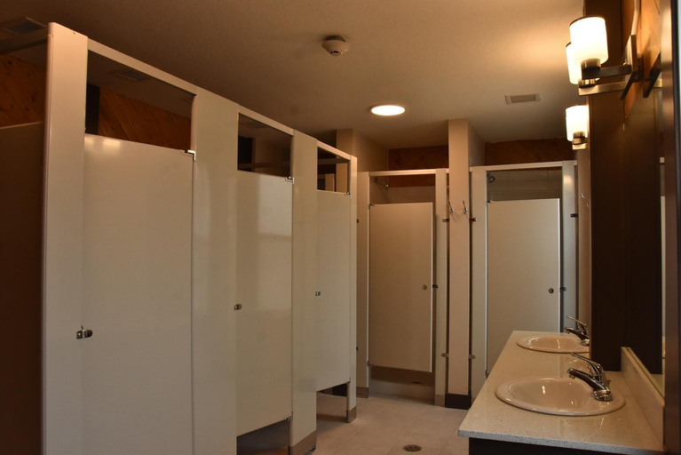 Bathroom 3, PARTY HOSTEL - The Canmore Hotel Hostel, Division No. 15