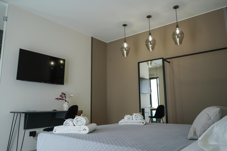 Bedroom, Thalassa Rooms, Syracuse