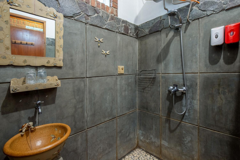 Bathroom 10