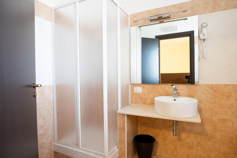 Bathroom 3, G&G Hotel, Catania