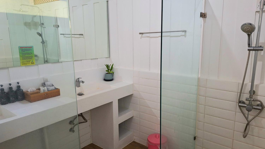 Bathroom 10