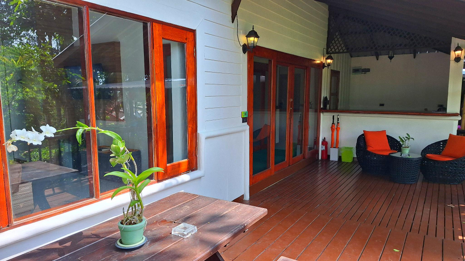 Exterior 6