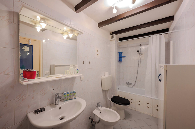 Bathroom, Casa Daniele, Bologna