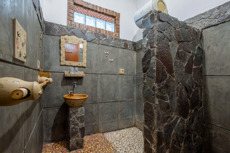 Bathroom 13