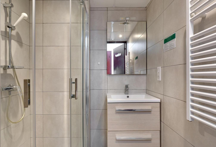 Bathroom 3, Hôtel Les Sources, Pyrénées-Orientales