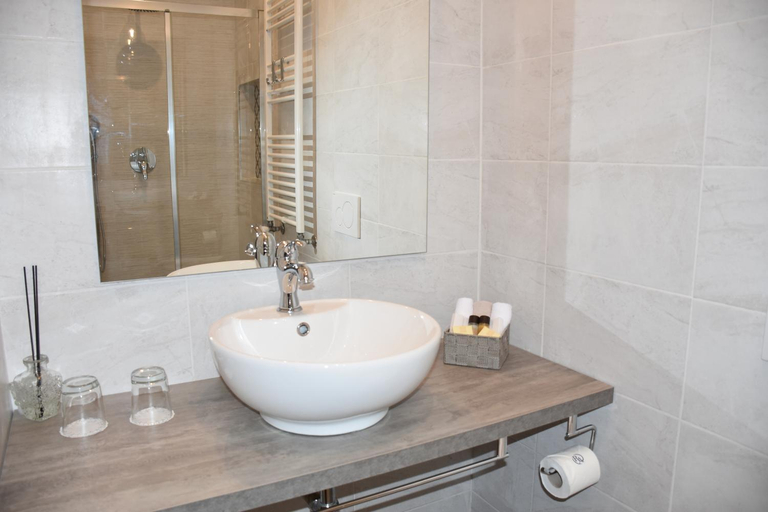 Bathroom, R & A Minerva Suites, Pavia