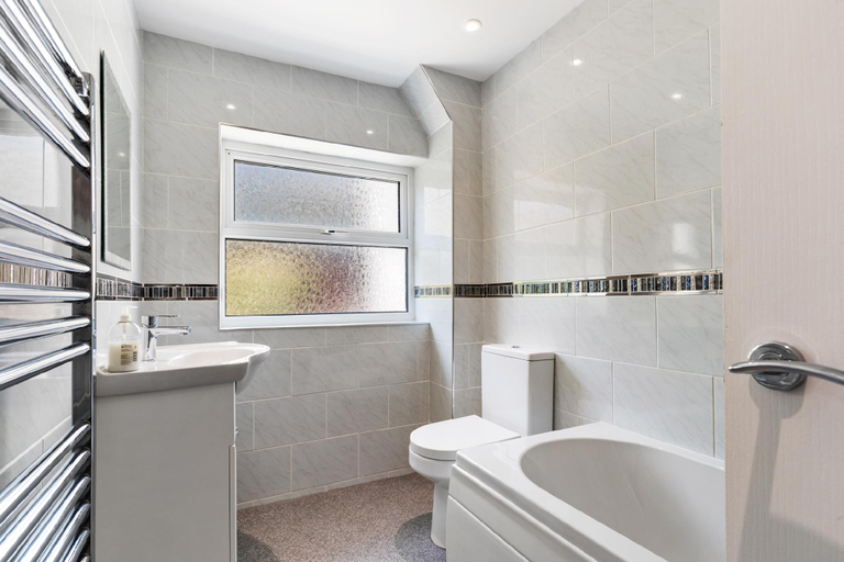 Bathroom 4, Merlins Gardens - Tenby Cottage, Pembrokeshire