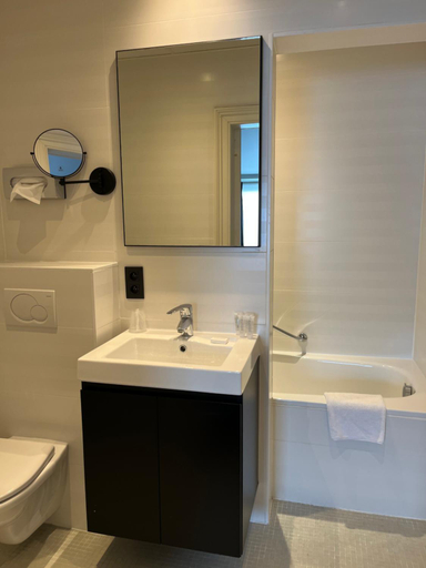 Bathroom 3, Hotel Le Parisien, West-Vlaanderen
