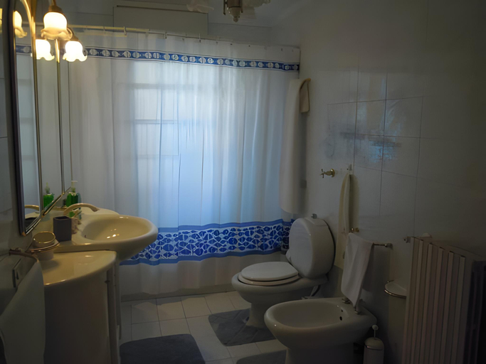 Bathroom 3, La Madonnina, Syracuse