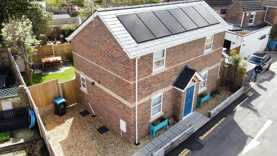 Charlotte Cottage - Minutes from Poole Park, with Feature Log Burner, Poole