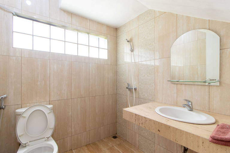 Bathroom, De Reiz Villa Rose Garden Syariah, 2BR Family Only, Bandung
