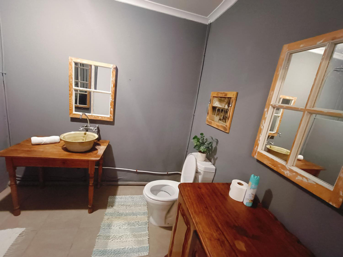 Bathroom 2, Buckleys Guesthouse, Xhariep