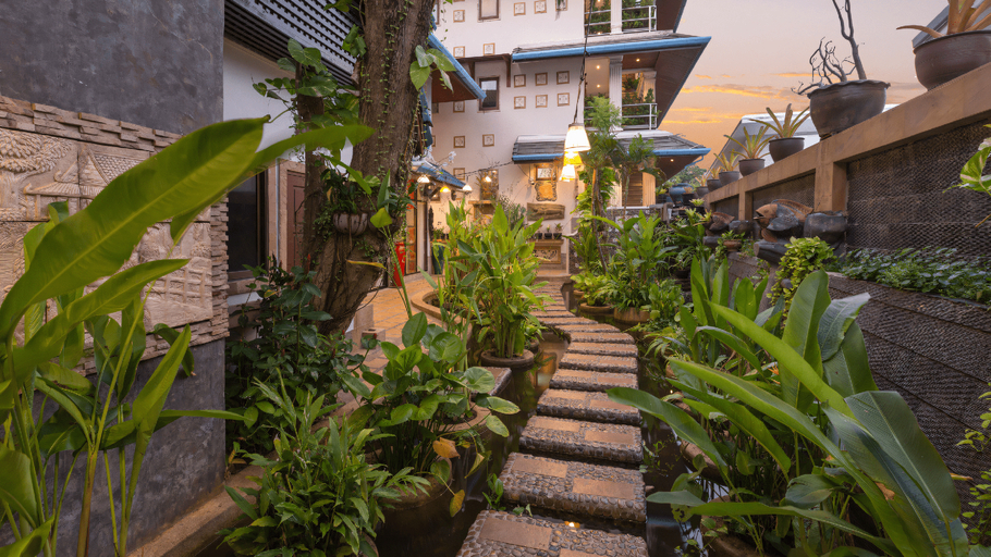 Exterior & Views