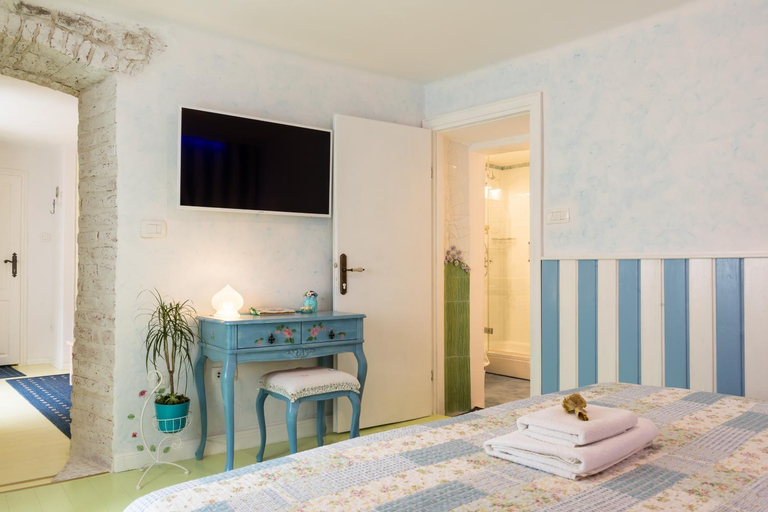 Others 2, Boutique Cardea, Split