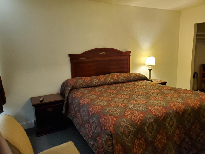 Bedroom 1, Nakon Motel, Buncombe