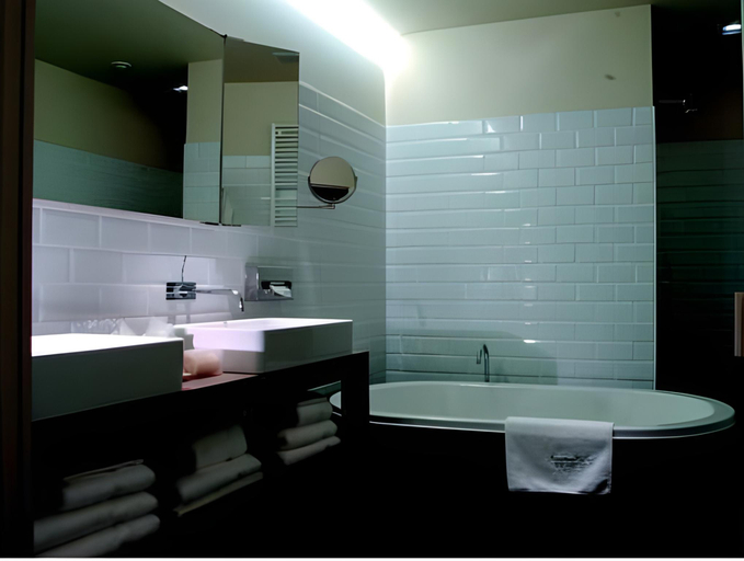 Bathroom 2, Hotel De Barrier, Limburg