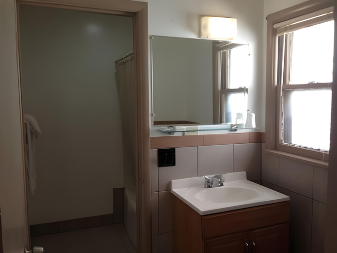 Bathroom 4, City Center Motel, Missoula