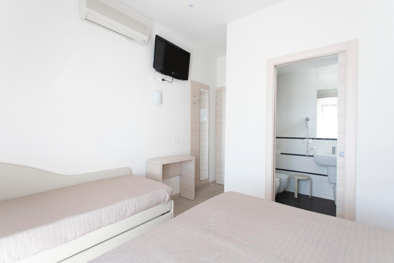 Bedroom 2, Hotel Primiana, Rimini