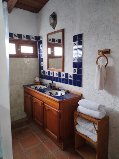 Bathroom 5, Xani Mui, Aculco