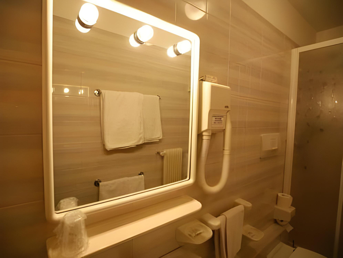 Bathroom 2, Garni BUCANEVE, Trento