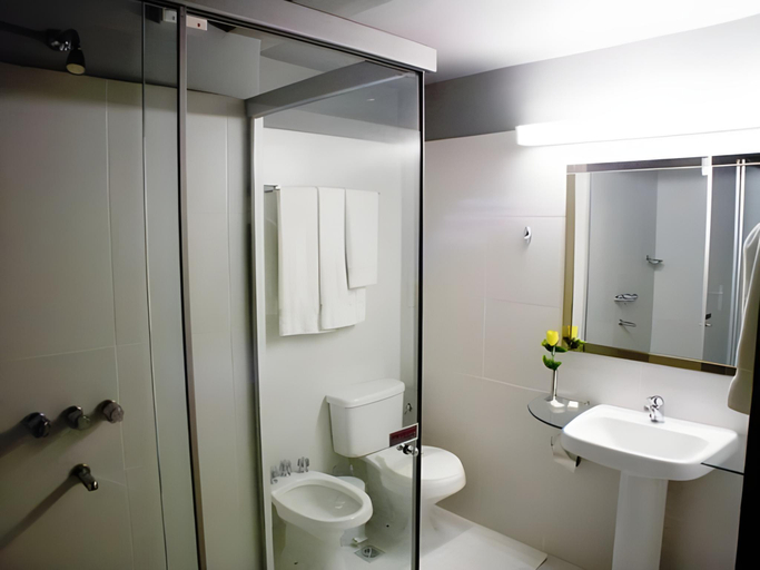Bathroom 3, Hotel Amalfi, Asunción