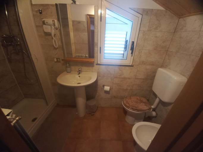 Bathroom 2, BB Cesaro Mariolo house, Messina