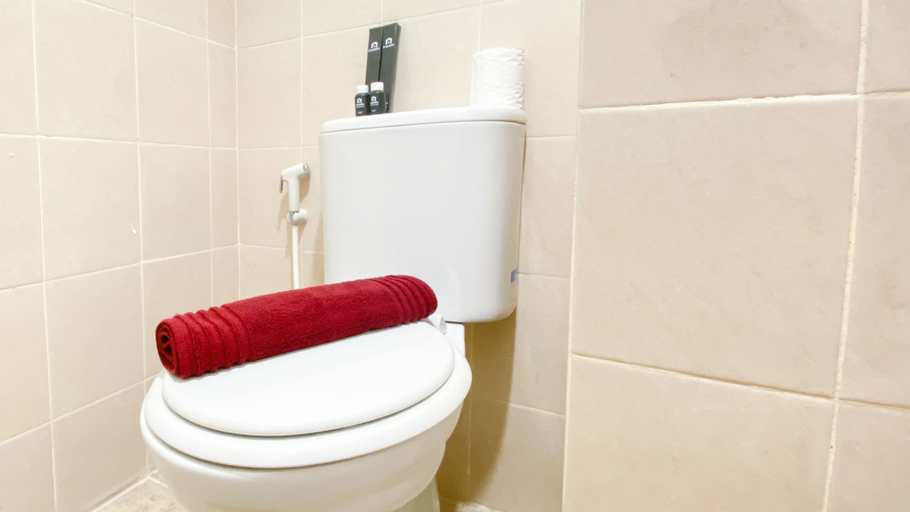 Bathroom 5, Comfortable and Nice 2BR Apartment at Podomoro Golf View By Travelio, Bogor