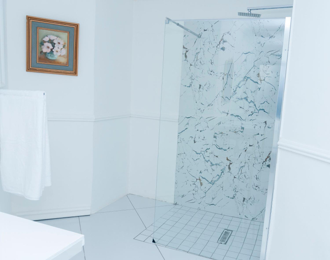Bathroom 3, 129inHarties Lodge and SPA, Bojanala