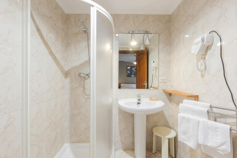 Bathroom 4, ZUMAIA HOTELA, Guipúzcoa