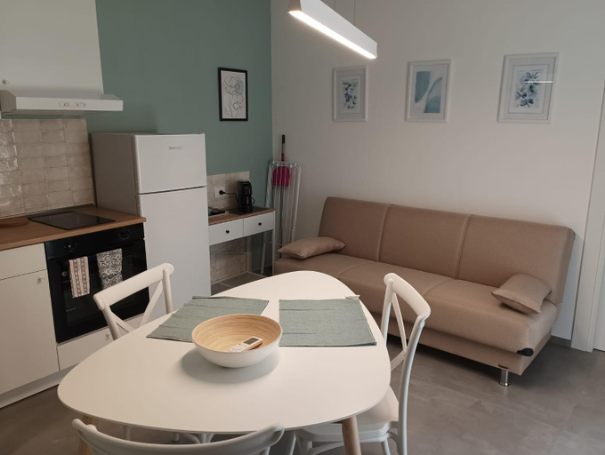 Facilities 3, Casa di Monique 1, Bari