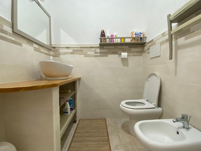 Bathroom 4, Ca' Nostra, Imperia