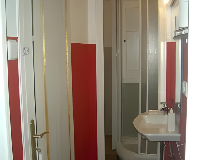 Bathroom 5, Tibidabo Apartments, Barcelona