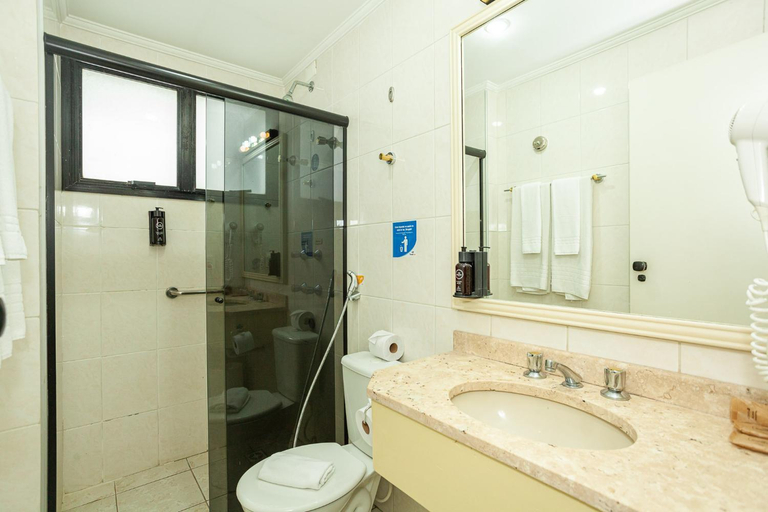 Bathroom, Travel Inn Saint Charles, Jundiaí