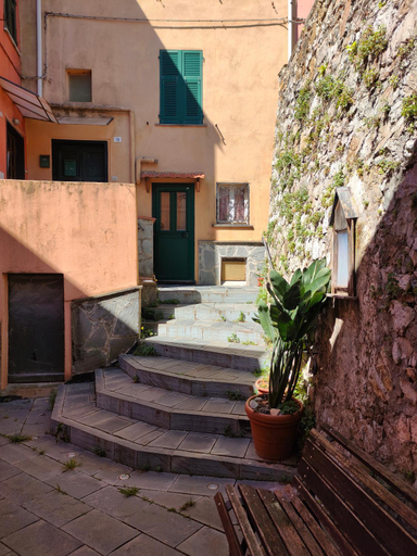 Others 5, Camera tra le Cinque Terre, Camogli e Portofino. Vista valle e scorcio mare all'orizzonte, Genova