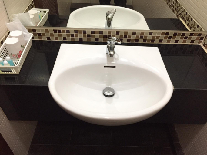 Bathroom 5, Baansuan Khunta Golf & Resort, Warin Chamrap