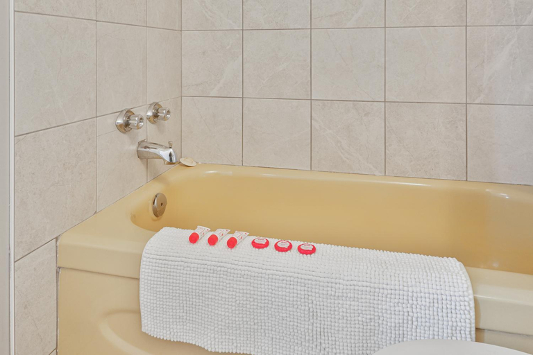 Bathroom 4, Hotel Bethel - Fort MacLeod, AB, Division No. 3