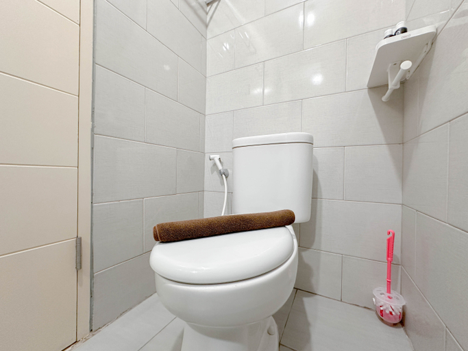 Bathroom 5, Studio (No Kitchen) with City Light View Benson Supermall Mansion Apartment By Travelio, Surabaya