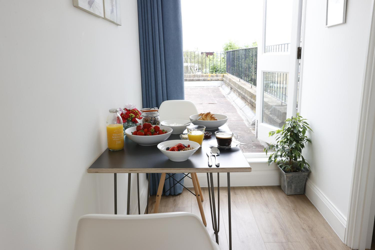 Others 4, Wimbledon Park Bed & Breakfast, London